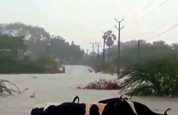 தூத்துக்குடியில் கனமழை... வெள்ளத்தில் தரைப்பாலம் மூழ்கியது!